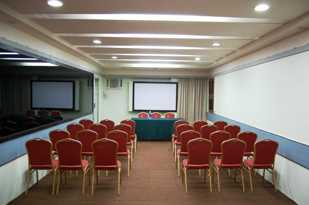 Hotel Raviraj Пюн Екстериор снимка
