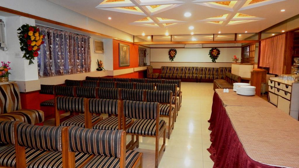 Hotel Raviraj Пюн Екстериор снимка
