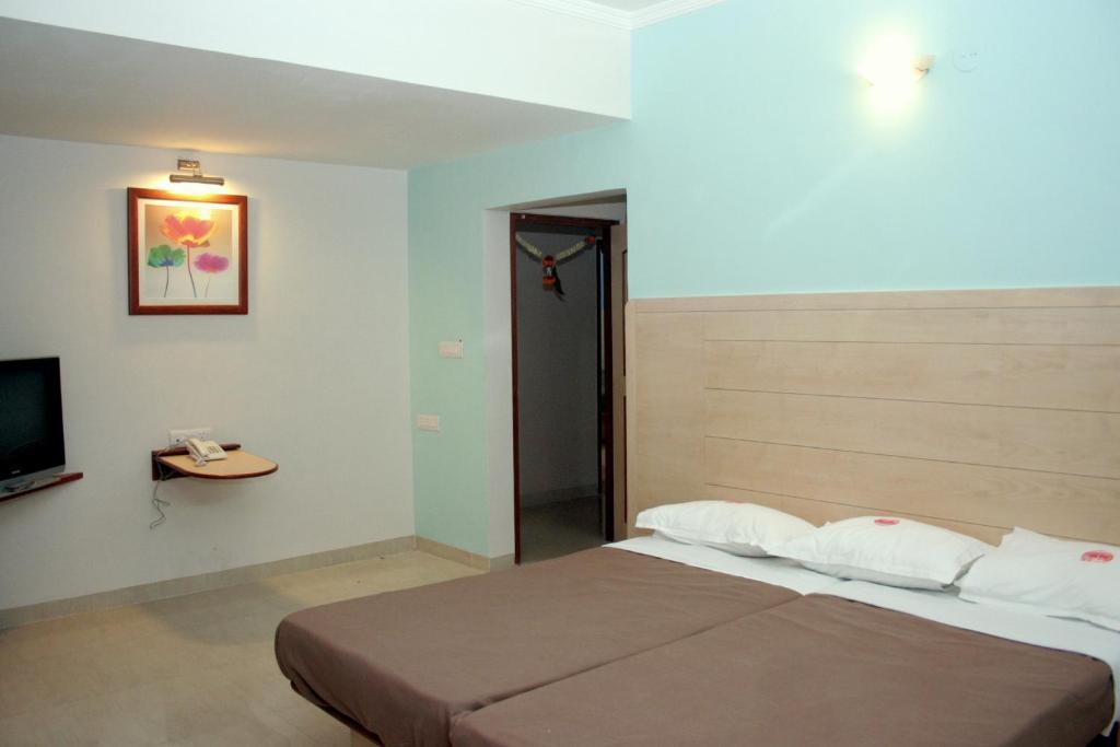 Hotel Raviraj Пюн Екстериор снимка