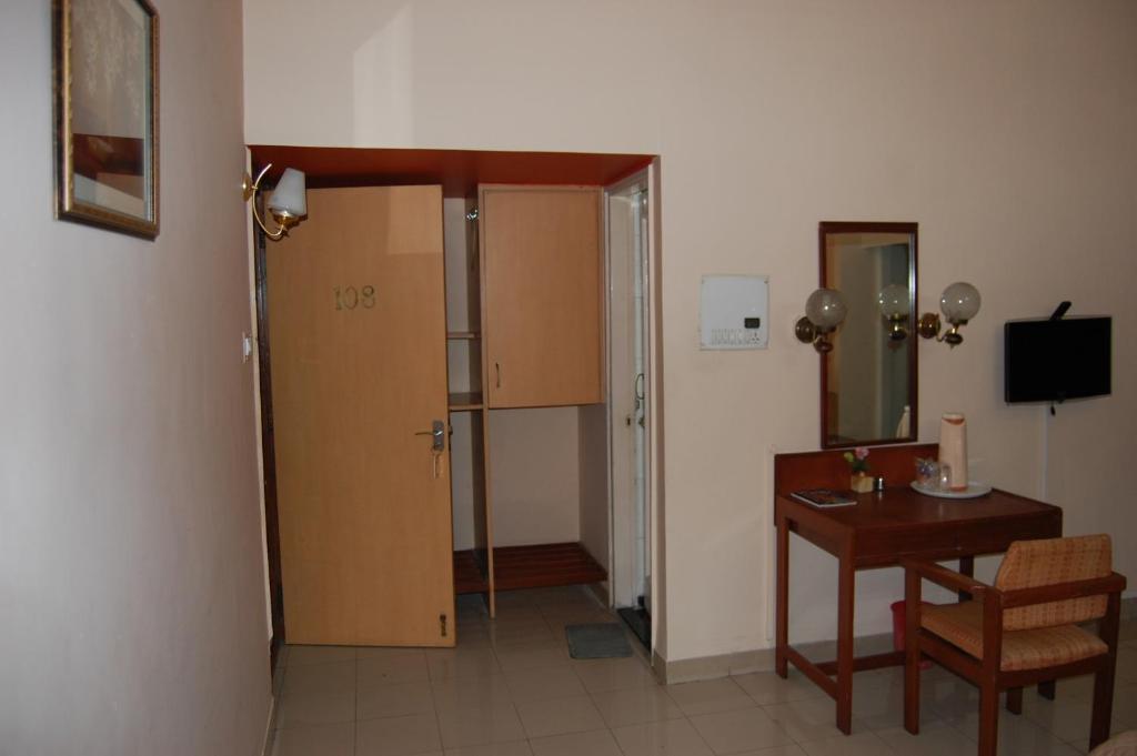 Hotel Raviraj Пюн Стая снимка