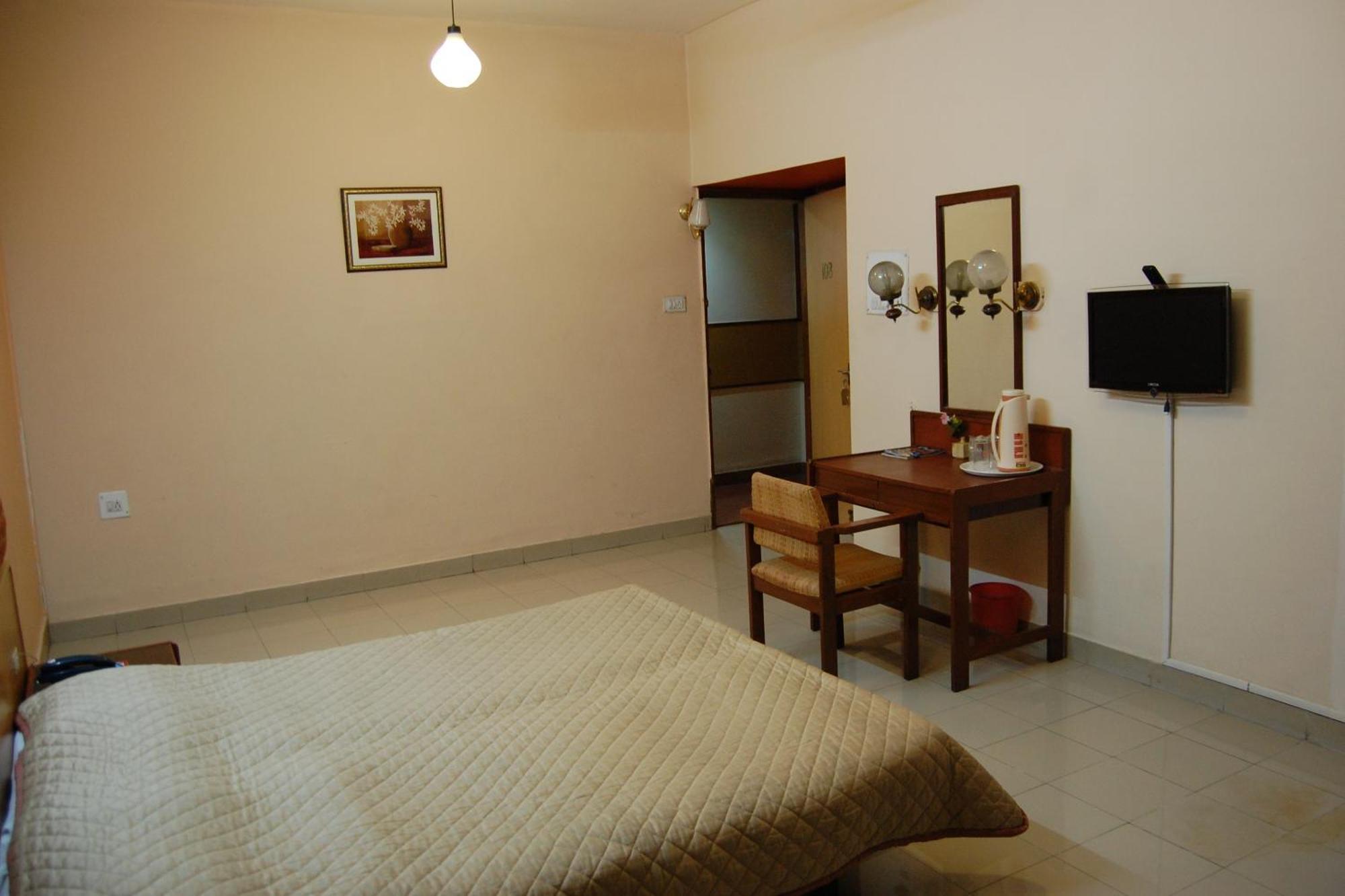 Hotel Raviraj Пюн Екстериор снимка