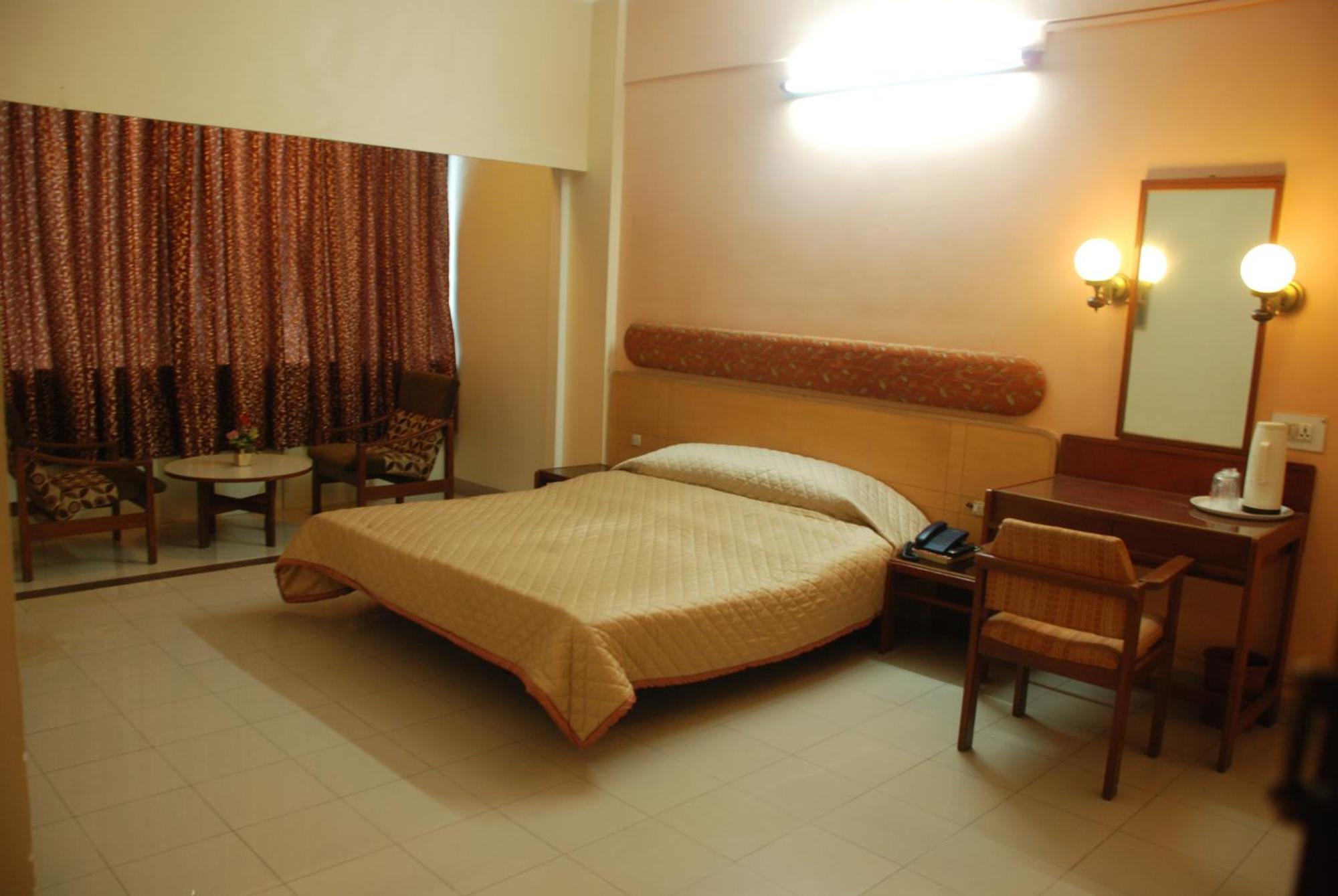 Hotel Raviraj Пюн Екстериор снимка