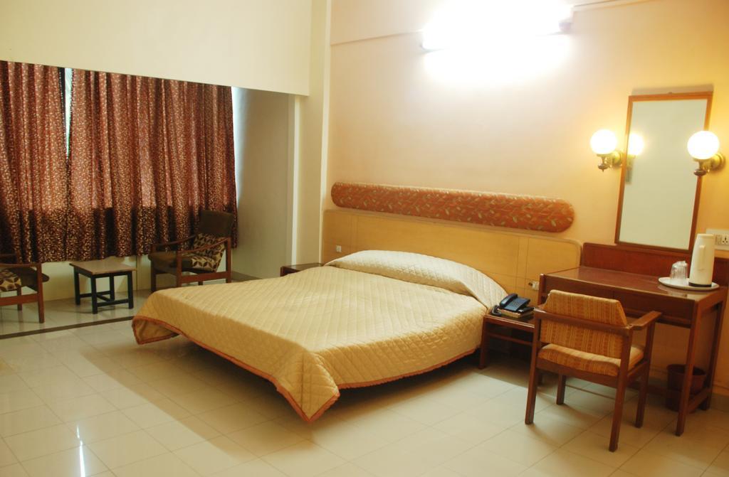Hotel Raviraj Пюн Екстериор снимка