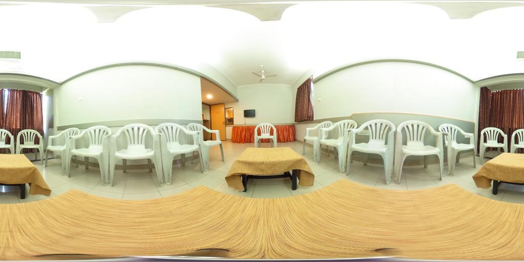 Hotel Raviraj Пюн Екстериор снимка