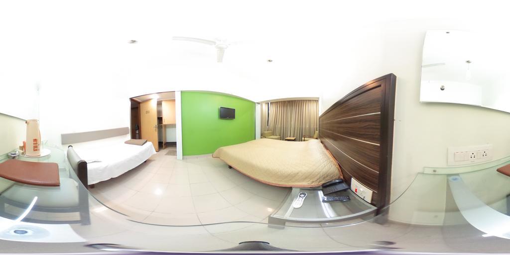 Hotel Raviraj Пюн Екстериор снимка