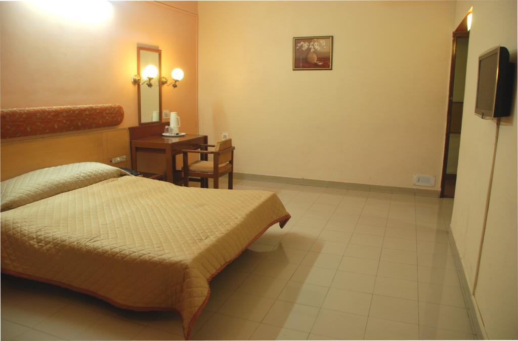Hotel Raviraj Пюн Екстериор снимка