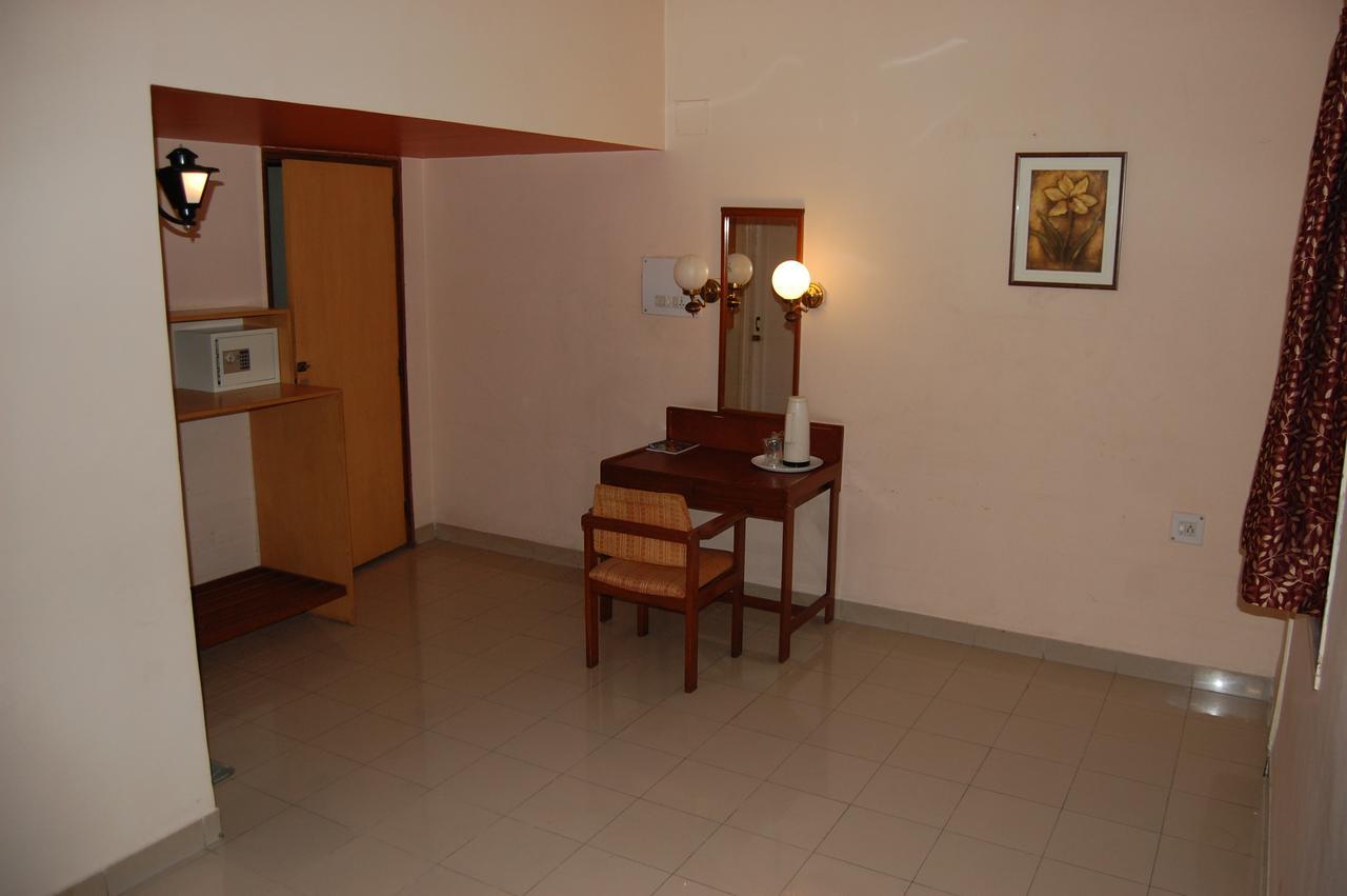 Hotel Raviraj Пюн Екстериор снимка