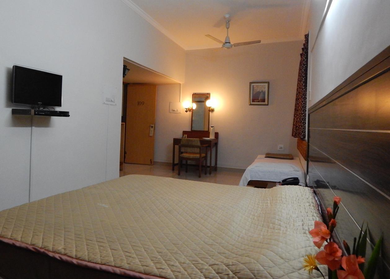 Hotel Raviraj Пюн Екстериор снимка