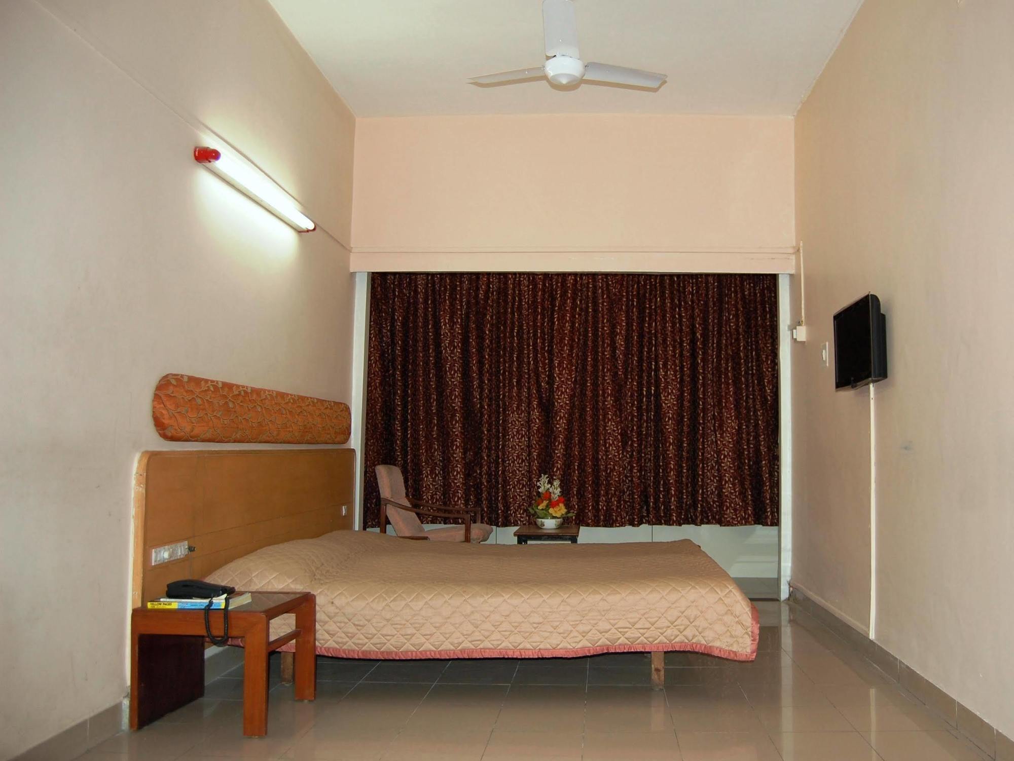 Hotel Raviraj Пюн Екстериор снимка