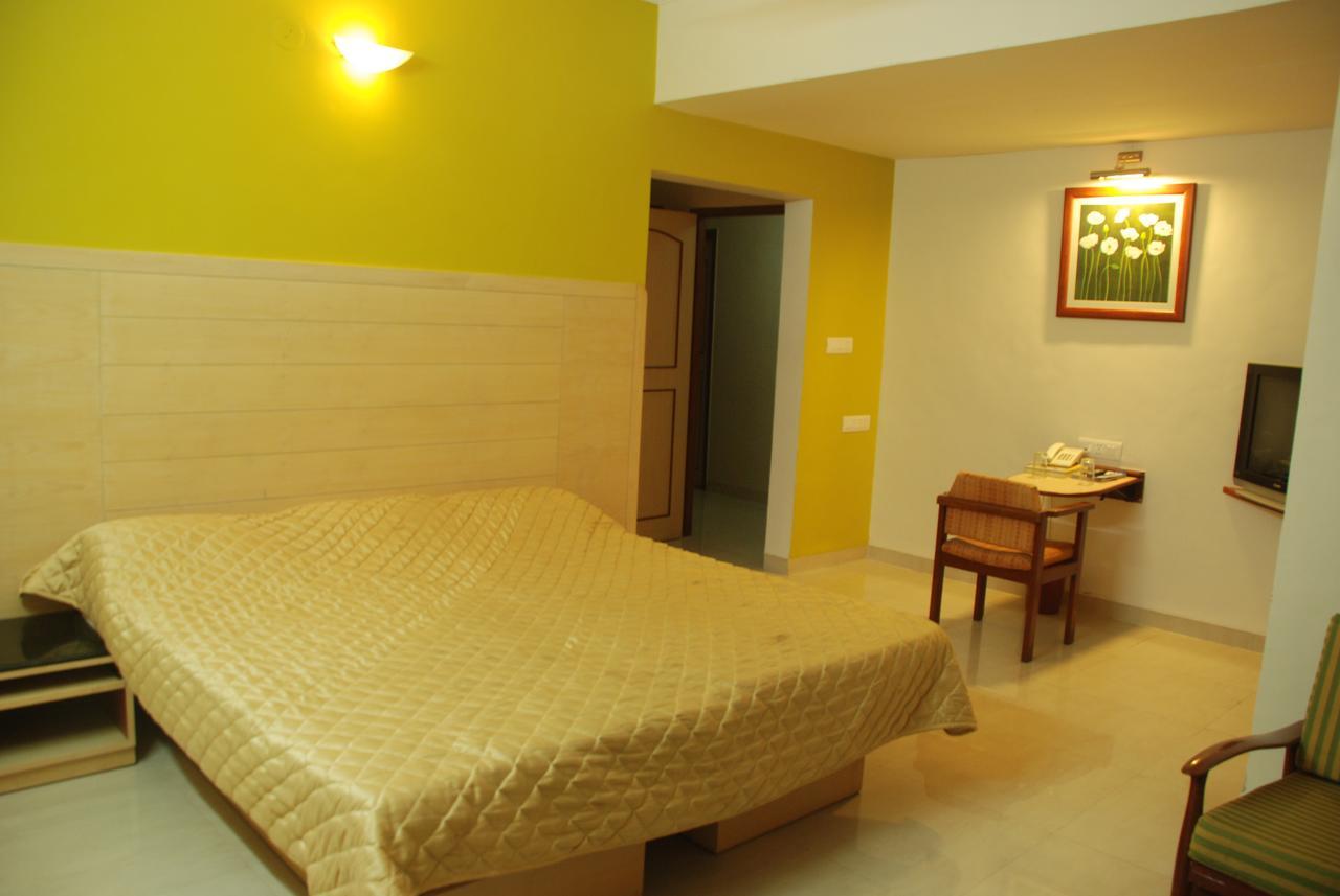 Hotel Raviraj Пюн Екстериор снимка