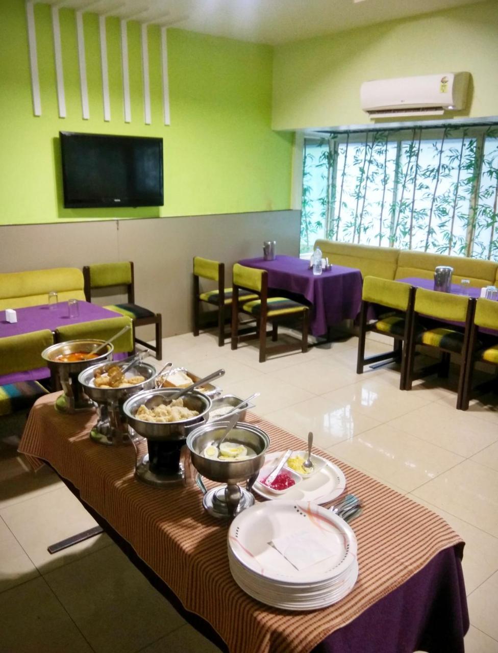 Hotel Raviraj Пюн Екстериор снимка