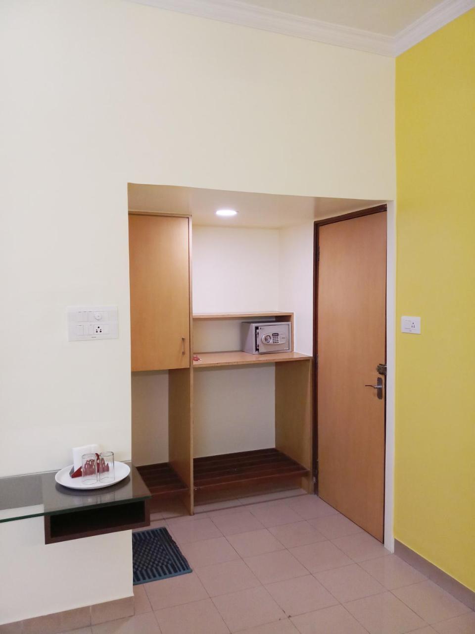 Hotel Raviraj Пюн Екстериор снимка
