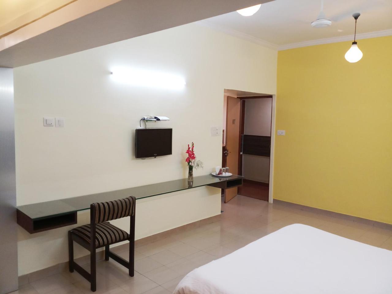 Hotel Raviraj Пюн Екстериор снимка
