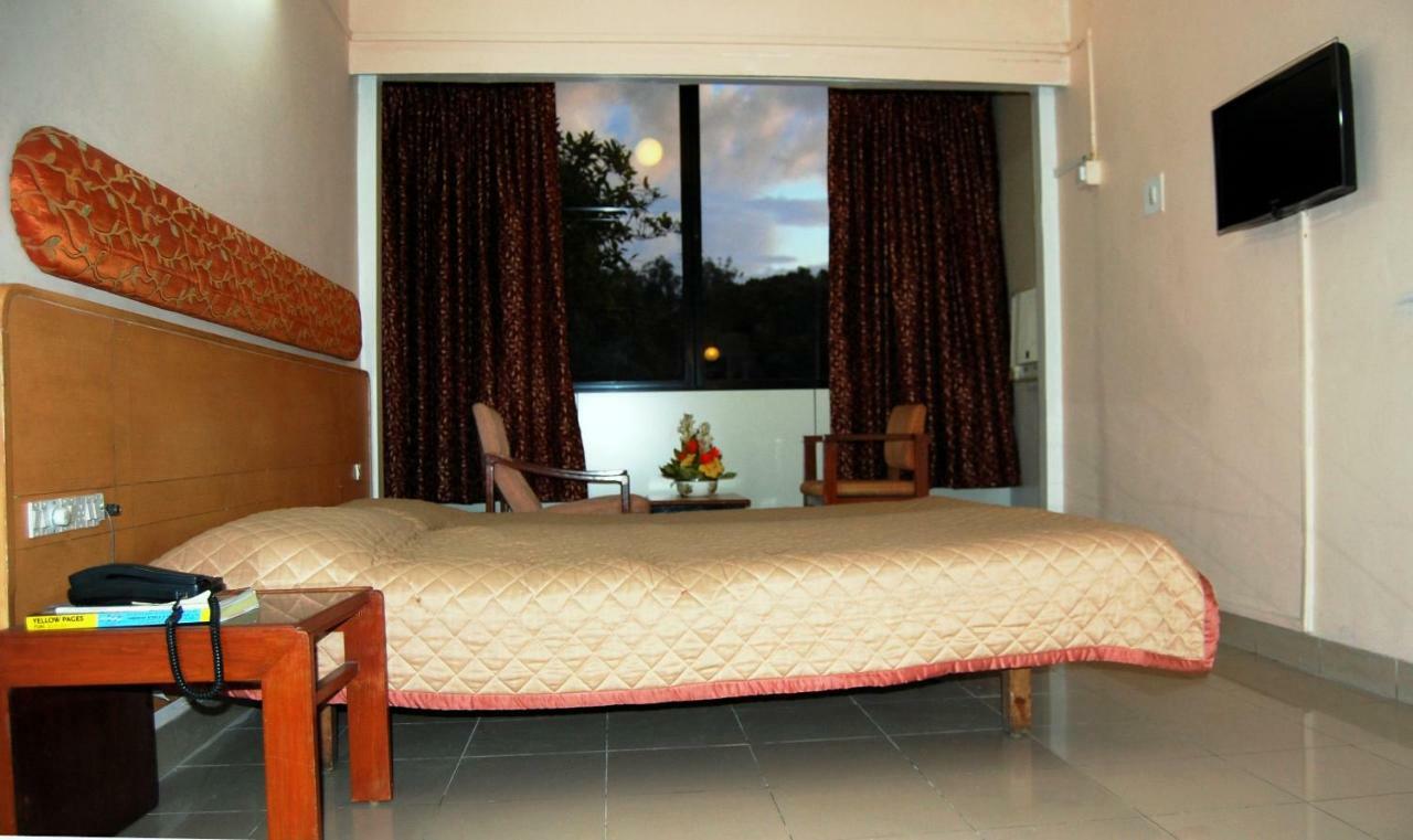 Hotel Raviraj Пюн Екстериор снимка